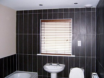 Woodslat Venitian Blind fitted to a bathroom window